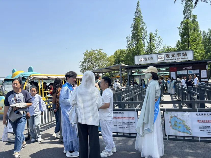 志愿者在玄武湖景区提供志愿服务