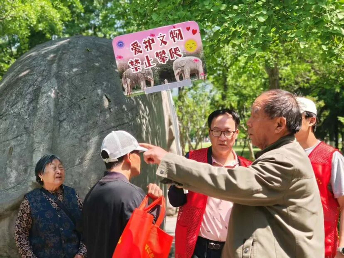 文保志愿者在明孝陵景区值守