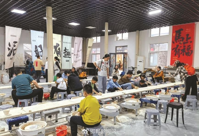 图为游客在体验陶瓷技艺。峰峰矿区区委宣传部供图