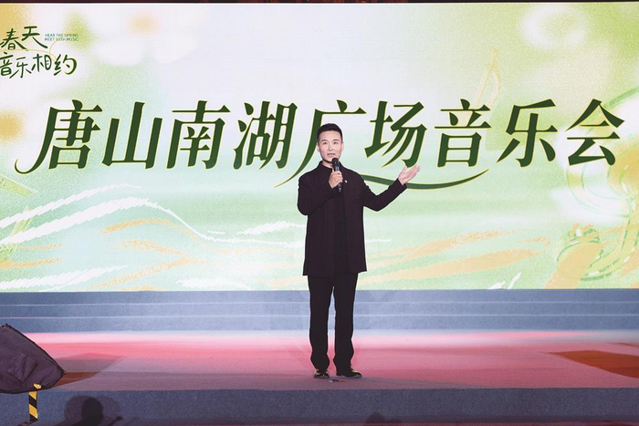     图为在南湖广场音乐会首日演出现场，著名歌唱家刘和刚正在深情演绎经典曲目《父亲》。                                                                       张磊 摄