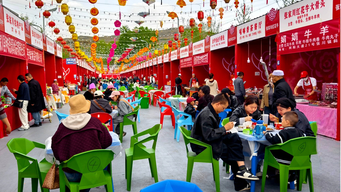 张家川红花牛餐饮与农特产品销售火爆（张家川县委宣传部供图）
