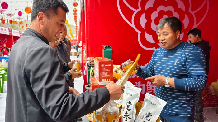 张家川红花牛餐饮与农特产品销售火爆（张家川县委宣传部供图）
