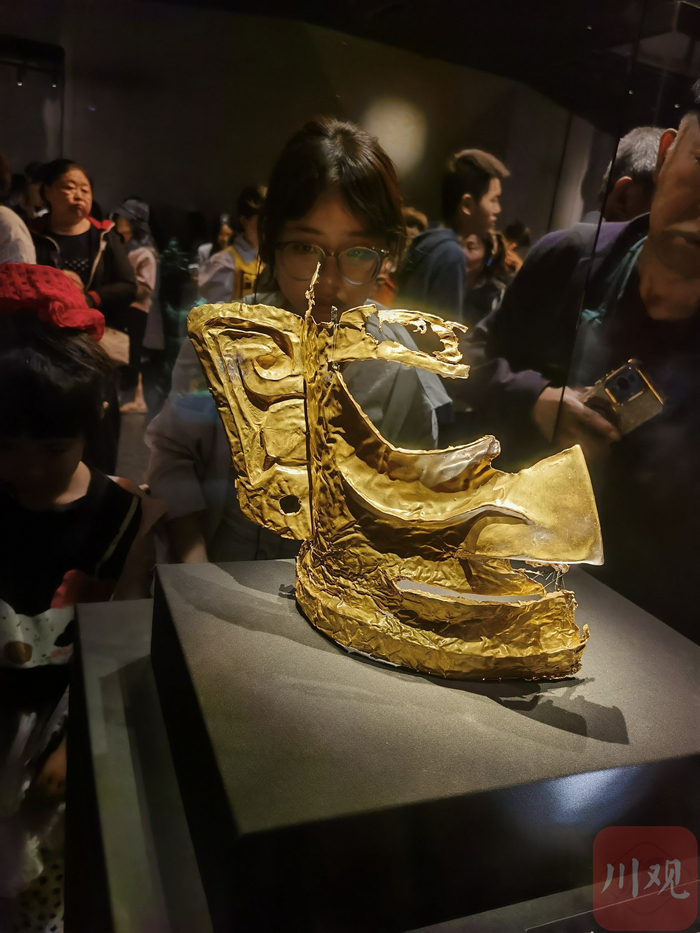 假期里三星堆博物馆一票难求，图为观众参观现场。（陈碧红 摄）