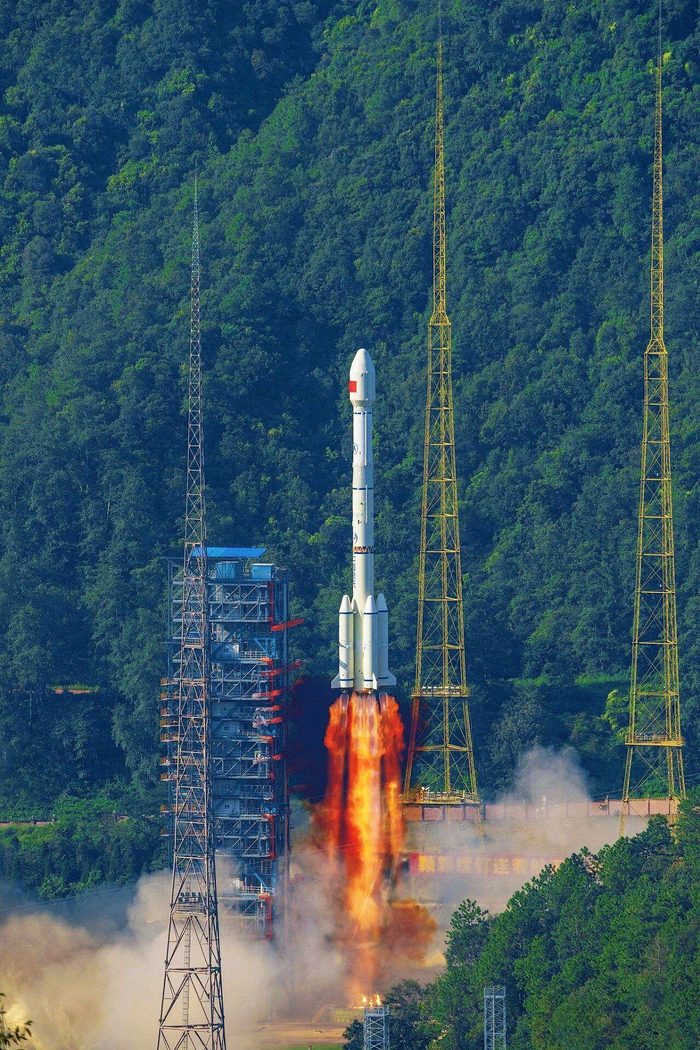 西昌卫星发射中心，火箭正在升空。冕宁县委宣传部供图。
