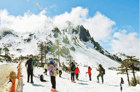孔雀山漫山白雪引来众多游客打卡。 记者 黄兴能 胡妤雅 摄