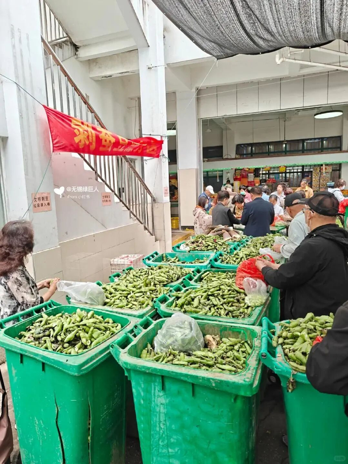 苏州一市场外的蚕豆壳