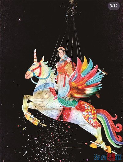 厦门首创奥莱推出簪花威亚飞马、凌空飞旋烟花秀厦门首秀。活动主办方供图