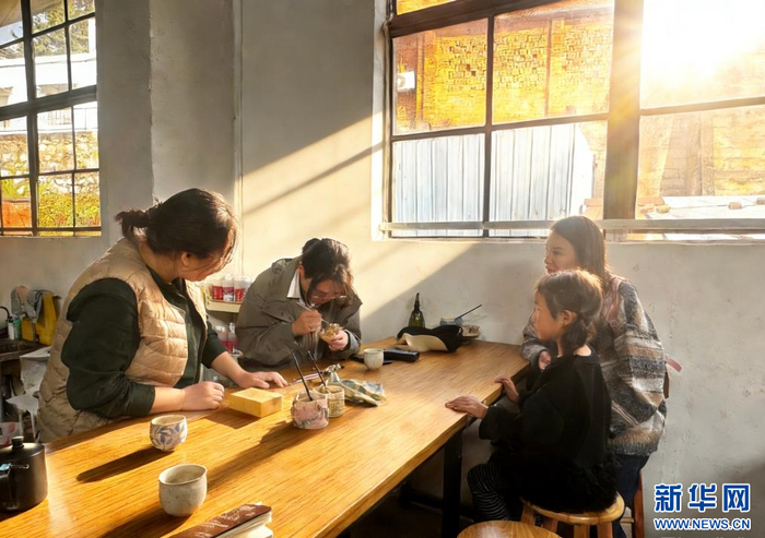 游客在学习制作瓦猫