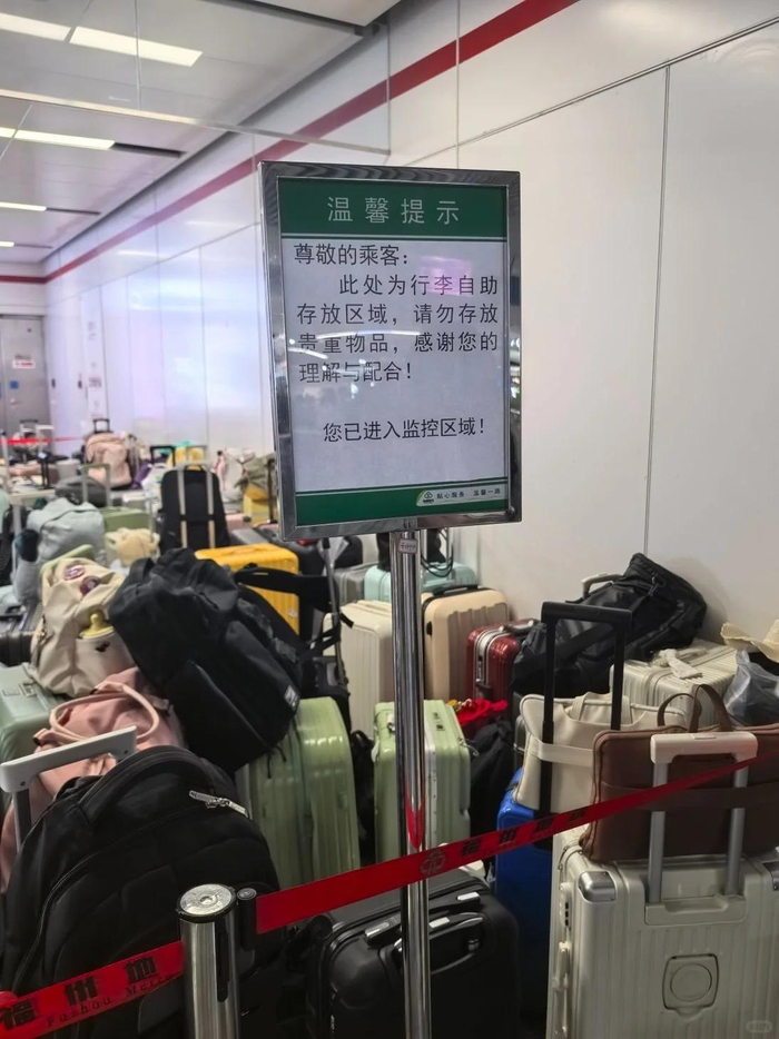 福州地铁站为游客提供行李临时存放区。