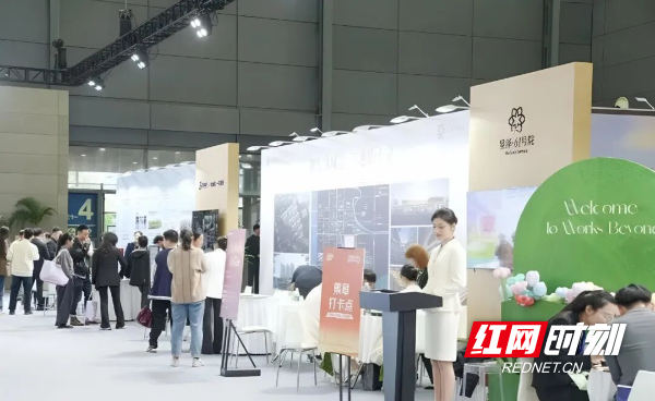 长沙房企展位前人来人往。