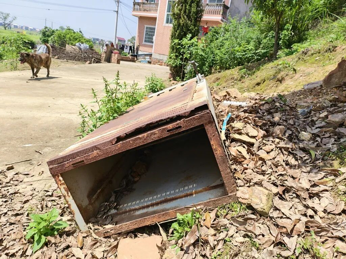 舒埠村提灌站的电气控制柜被丢弃在路边多年。