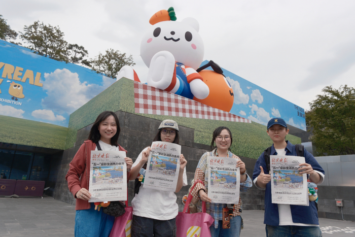 领取到报纸的粉丝朋友们。