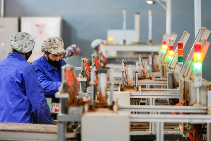 2025年1月7日，在湖南省浏阳市一家烟花生产企业的厂房，工作人员使用自动化设备组装烟花空内筒/新华社记者 陈泽国 摄