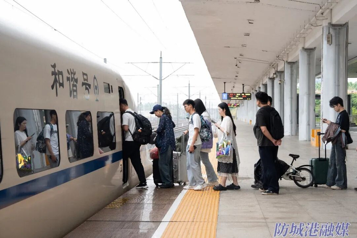 在防城港北站站台，旅客有序排队上车。通讯员 凌靖智 摄