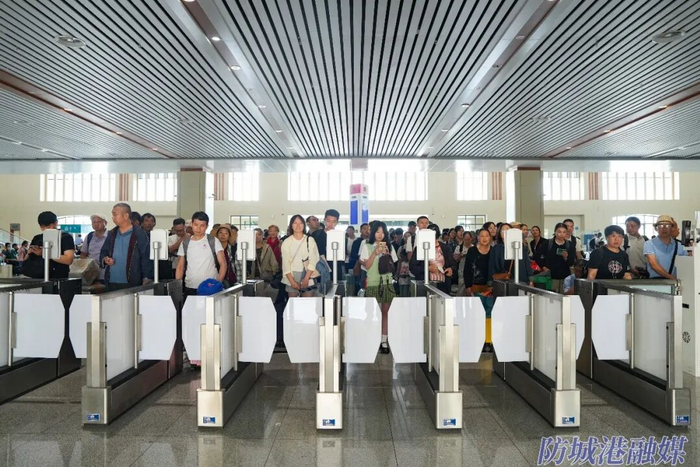 东兴市站候车室，旅客有序排队检票乘车。通讯员 凌靖智 摄
