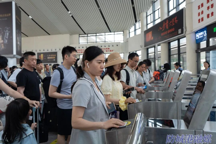 旅客在防城港北站检票乘车。通讯员 凌靖智 摄