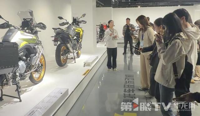 工作人员介绍摩托车产品。第1眼TV-华龙网记者 梁浩楠 摄