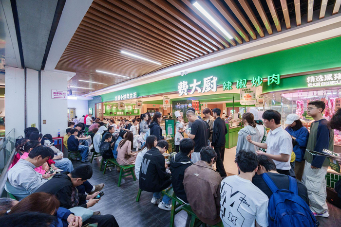 多个人气餐饮“五一”期间开启了“全天用餐高峰”模式。受访者供图