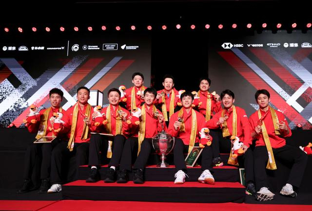 5月3日，冠军中国队在汤姆斯杯颁奖仪式后合影。新华社记者 邬惠我 摄