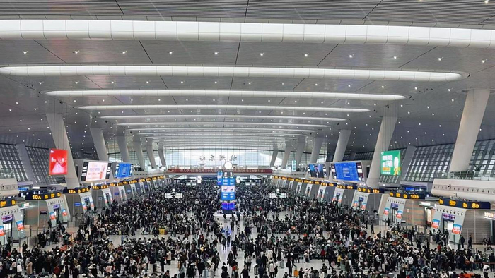 4月29日，浙江省春假连着五一假期，杭州东站人流如织。（中国日报网记者 马芮 摄）