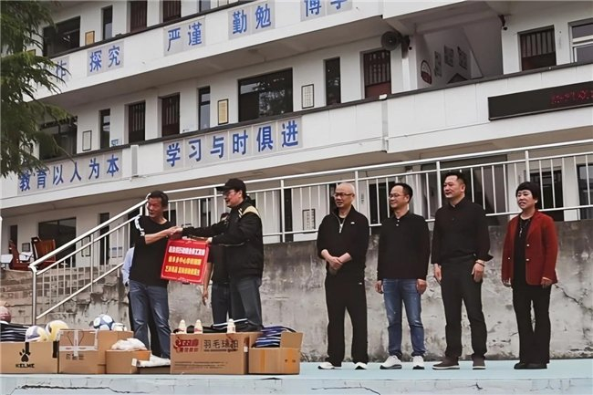 图为捐赠仪式现场部分物资