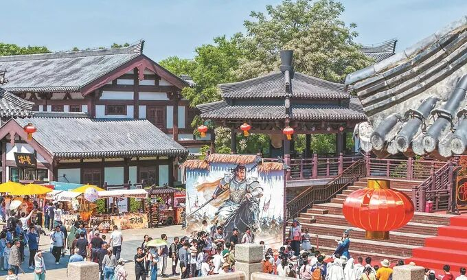假日里宿迁市宿城区项王故里景区游人如织，沉浸式领略楚韵风情。陈少帅 摄 （视觉江苏网供图）