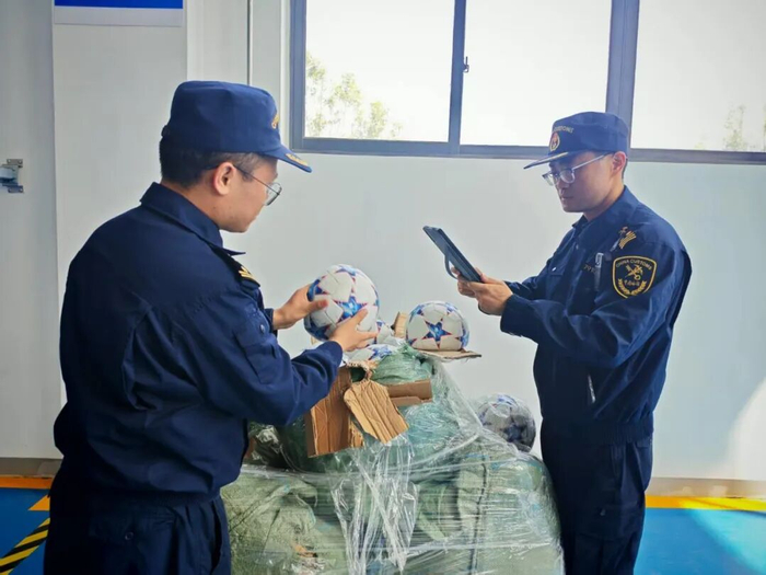2025年6月，成都海关所属青白江海关查获一批侵犯世界杯相关商标的足球