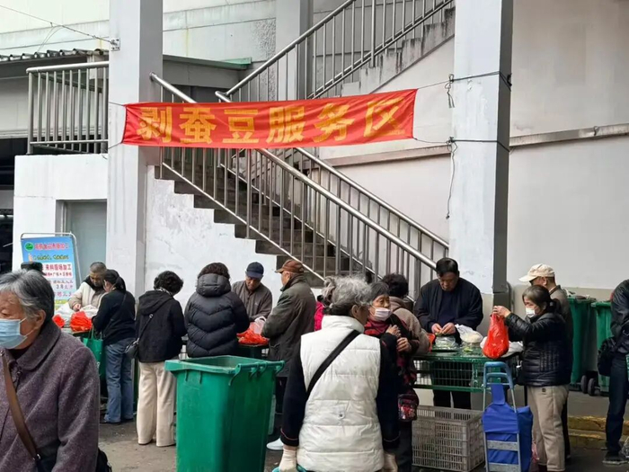 一市场外面设有剥蚕豆服务区