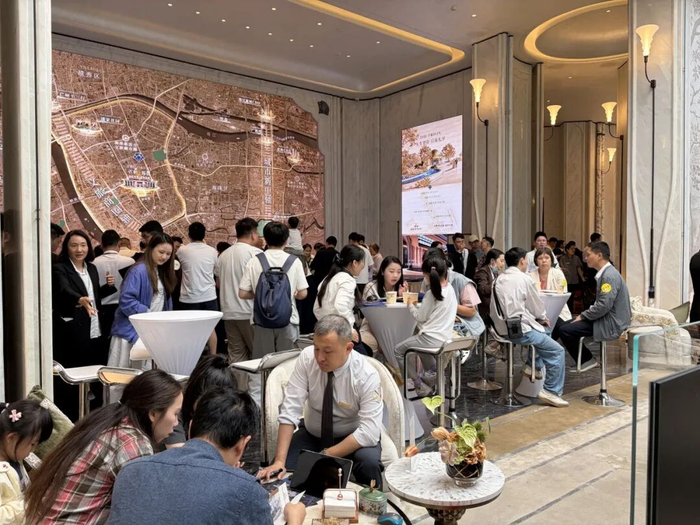 保利海韵售楼部内挤满了前来看房的市民。记者 何治民 摄