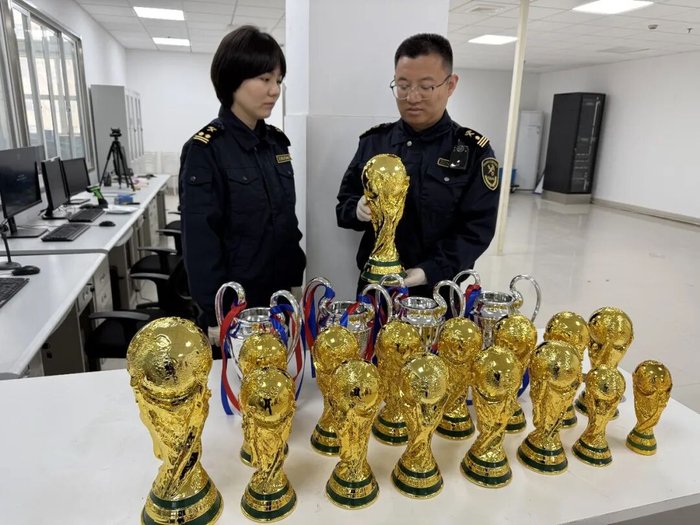 2025年7月，上海海关所属邮局海关在寄递渠道查获侵权足球赛事奖杯
