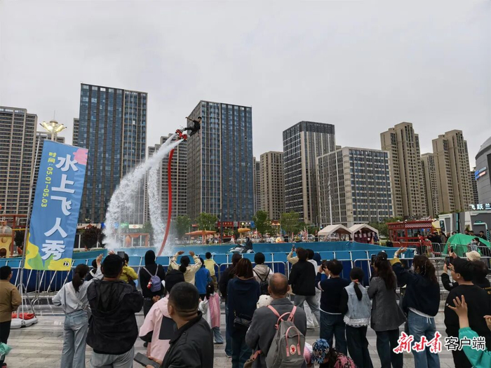 兰州万达茂广场上的水上飞人秀表演。