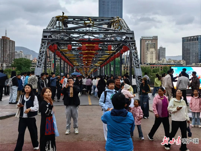 5月1日，游客畅游中山桥。