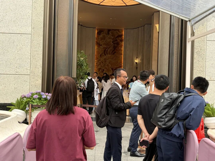 5月5日下午4时许，在保利海韵售楼部门口等待入场的看房者。记者 何治民 摄