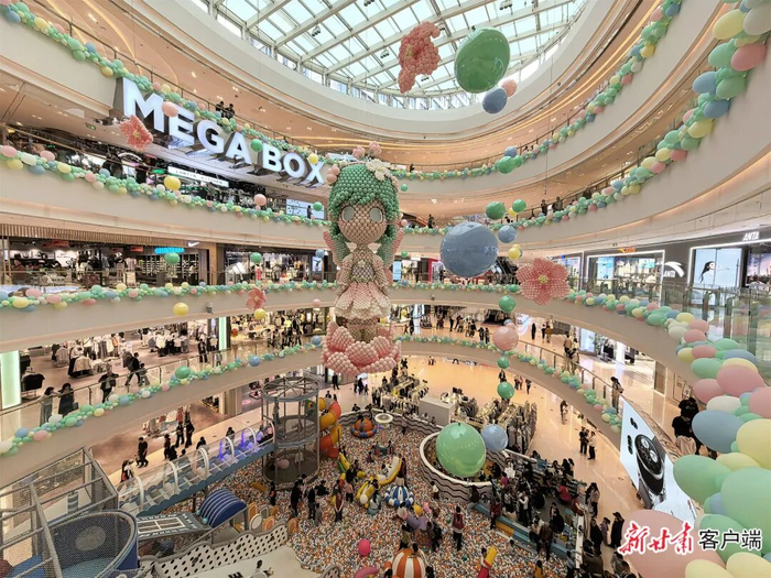 兰州市安宁区吾悦广场内的假日场景。