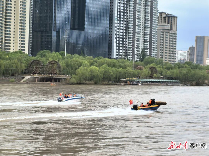 游客在黄河上乘坐游艇。