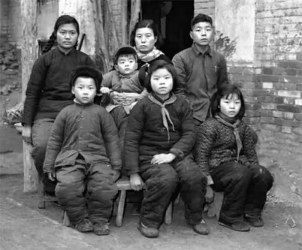 焦裕禄妻子徐俊雅与6个孩子的合照。受访者供图