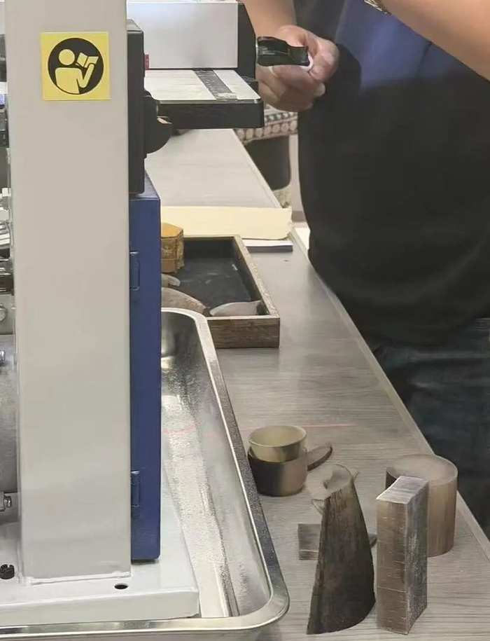 销售店为顾客切割所谓的“野生犀牛角”，按克卖，一小片价格往往达数万元。受访者供图