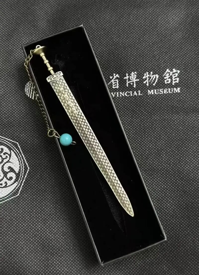 网友晒出的越王勾践剑相关文创产品。