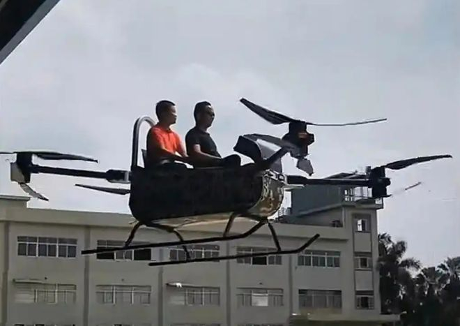赵德力带着何小鹏试飞（图源网络）