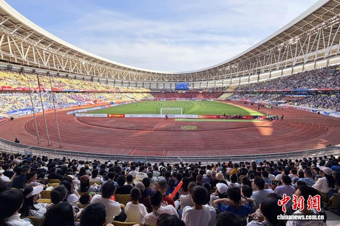  5月4日下午，武汉五环体育中心座无虚席。　张芹 摄
