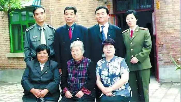 焦裕禄妻子徐俊雅（第一排中间）与6个孩子的合照。受访者供图