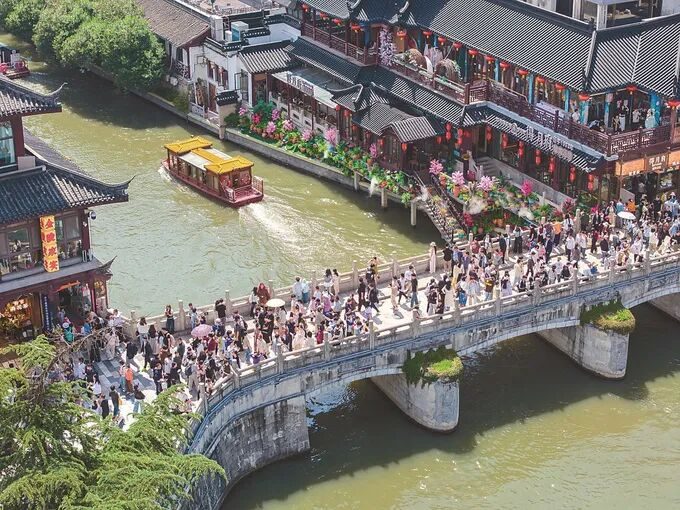5月3日，南京夫子庙景区游人如织。 史俊 摄 （视觉江苏网供图）