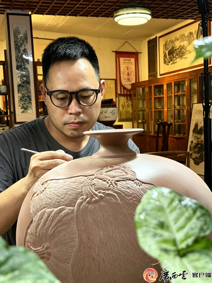 王宝祥正在创作坭兴陶作品。广西云-广西日报通讯员 谈圳 摄