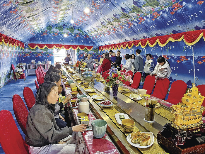 洪德镇耿塬畔村庄子峁生态农庄“赶大集”活动。（资料图）