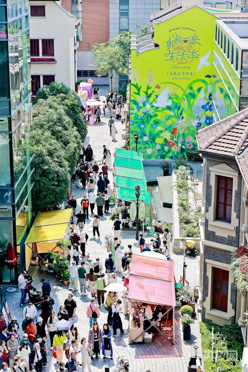 “思南复兴自然市集”集结百余家摊位，吸引不少市民前来（央广网发  受访者供图）