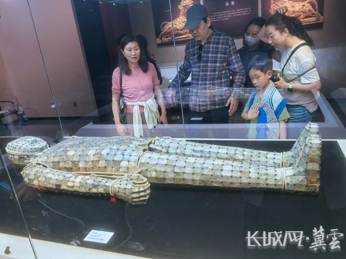 “五一”假期，游客在定州博物馆参观银缕玉衣。长城网·冀云客户端记者 吴新光 摄