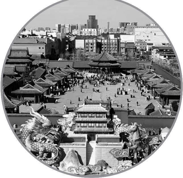         “五一”期间，家长带孩子逛故宫，沉浸式学习历史知识。沈阳文旅供图