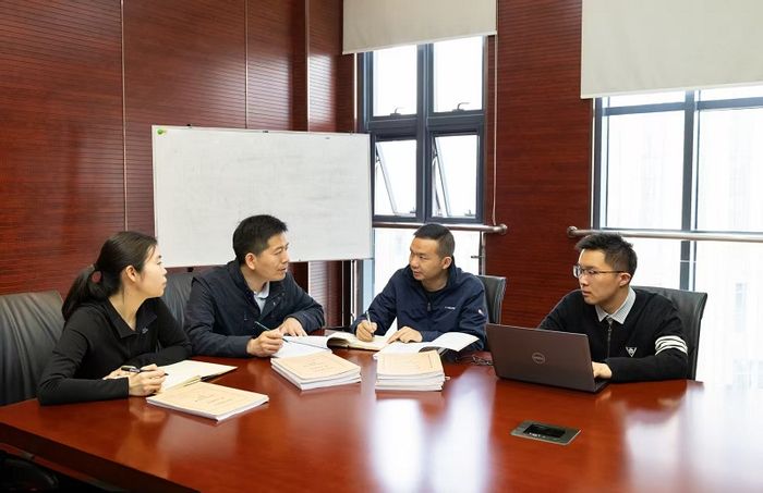 图为江苏省南京市纪委监委工作人员围绕案情进行研讨。赵苏砚 摄