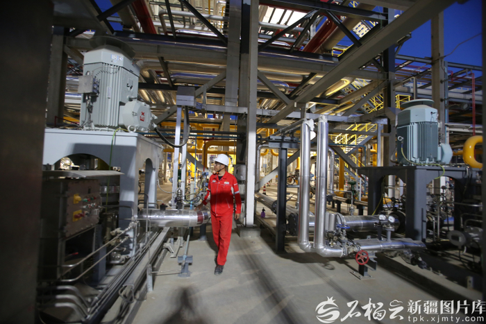 4月27日，杨俊琦在检查国产化替代装置运行情况。石榴云/新疆日报记者 蔡增乐摄