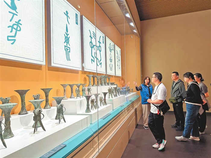 游客在殷墟博物馆参观妇好墓出土文物。本版图片除署名外均为本报全媒体记者　杨之甜　摄